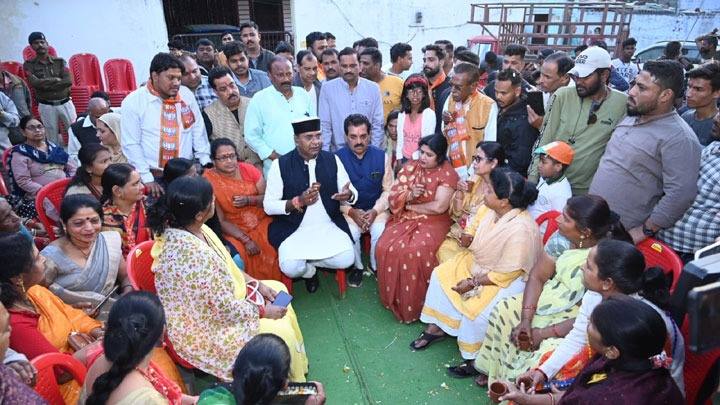 चिकित्सा शिक्षा मंत्री श्री सारंग ने की माता-बहनों से चाय पर चर्चा